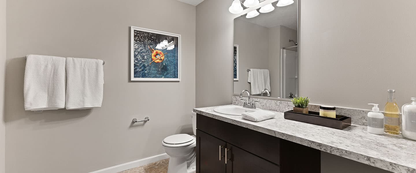 A neat, and tidy, bathroom with modern decor.